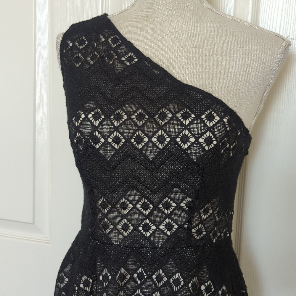 TY-LR Trosa One-Shoulder Black Lace Dress - Picture 2 of 7